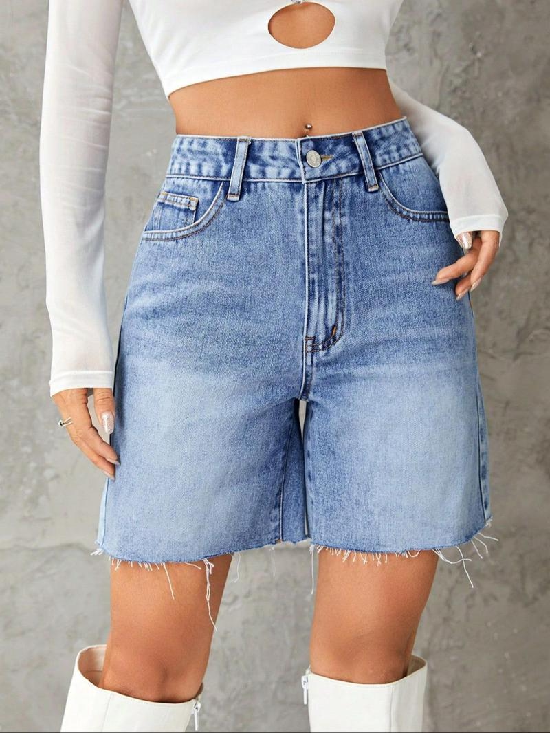 Product Introduction of Women's Distressed Hem Denim Shorts, Fashion Casual Raw Hem Short Jeans for Daily Outdoor Wear, Ladies Bottoms for Spring & Fall 3