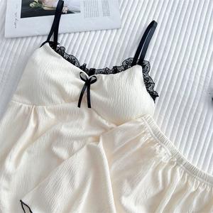 ชุดนอนลูกไม้ OOTD พร้อมแผ่นรองหน้าอก สำหรับผู้หญิง ชุดฤดูร้อน ทำจากผ้าฝ้าย กางเกงขาสั้นแขนกุด สูทสองชิ้น บาง มาใหม่ในปี 2025