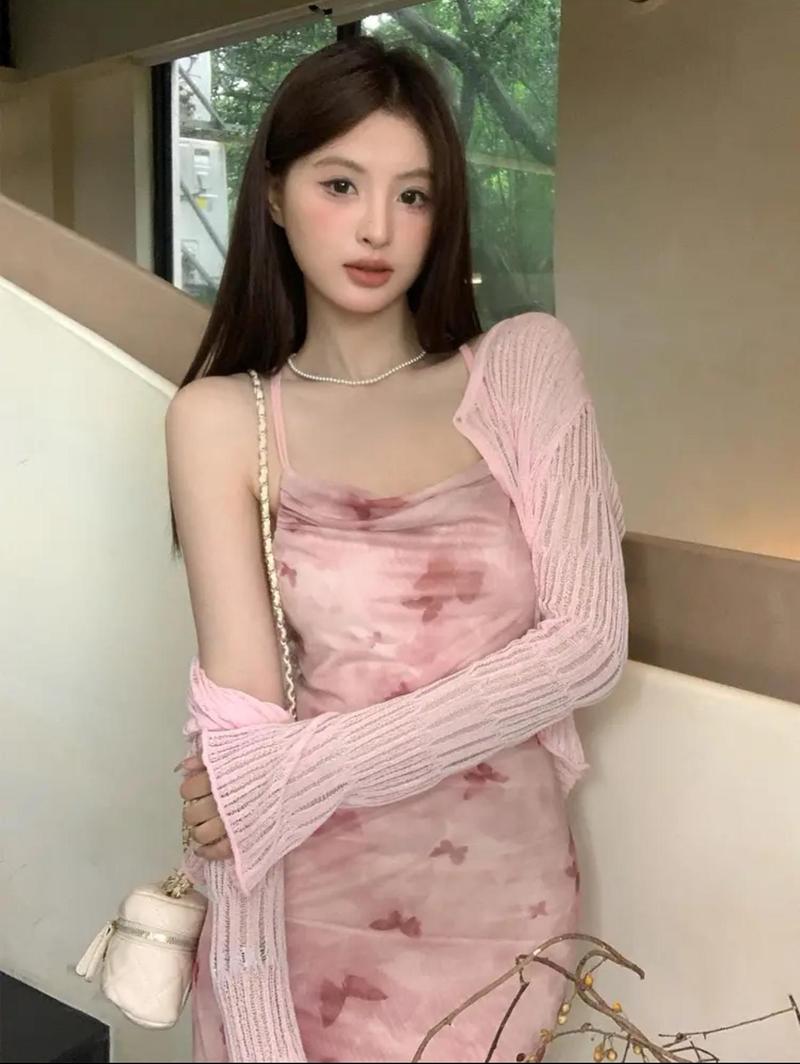 Product Introduction of เดรสยาวสีชมพู ผ้าชีฟอง มีซับในเต็มตัว สายเสื้อแบบสายเดี่ยวผูกสาย สามารถผูกไขว้หลังหรือคล้องได้ มีสม็อคหลังเป็นยางยืด #8081 41