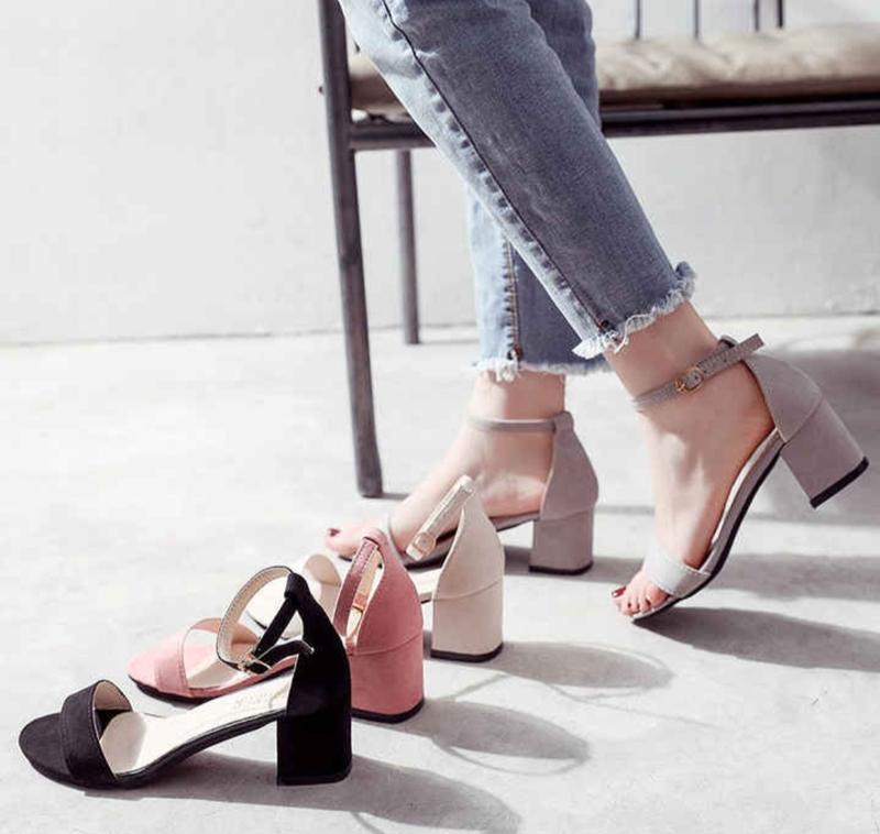 Product Introduction of Sandal High Heels Wanita Simpel Hak 5 cm Terbaru Hak Setengah (3-5 cm) Hitam 10