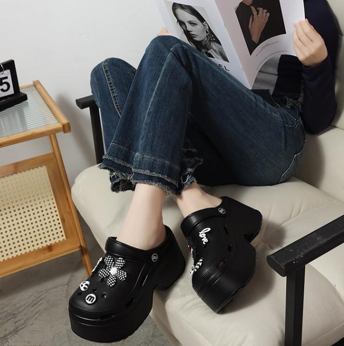 Giày Sục Đế Cao 9cm Tôn Dáng Siêu Nhẹ Thoáng Khí Êm Chân Trẻ Trung Tặng Kèm Charm Hot B63 Sục Xinh Dép Croos SỤC CROSS 6