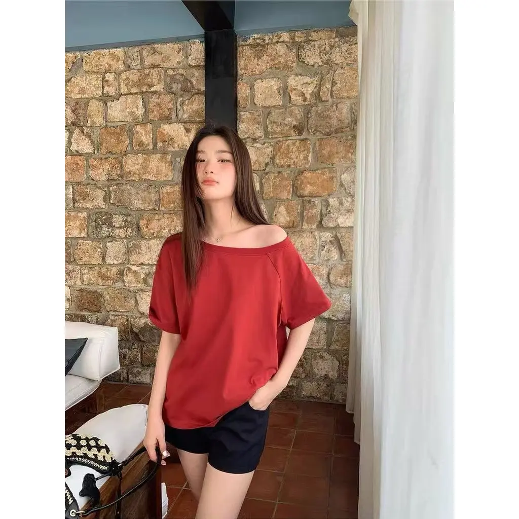 áo thun trễ vai quần ngắn phong cách