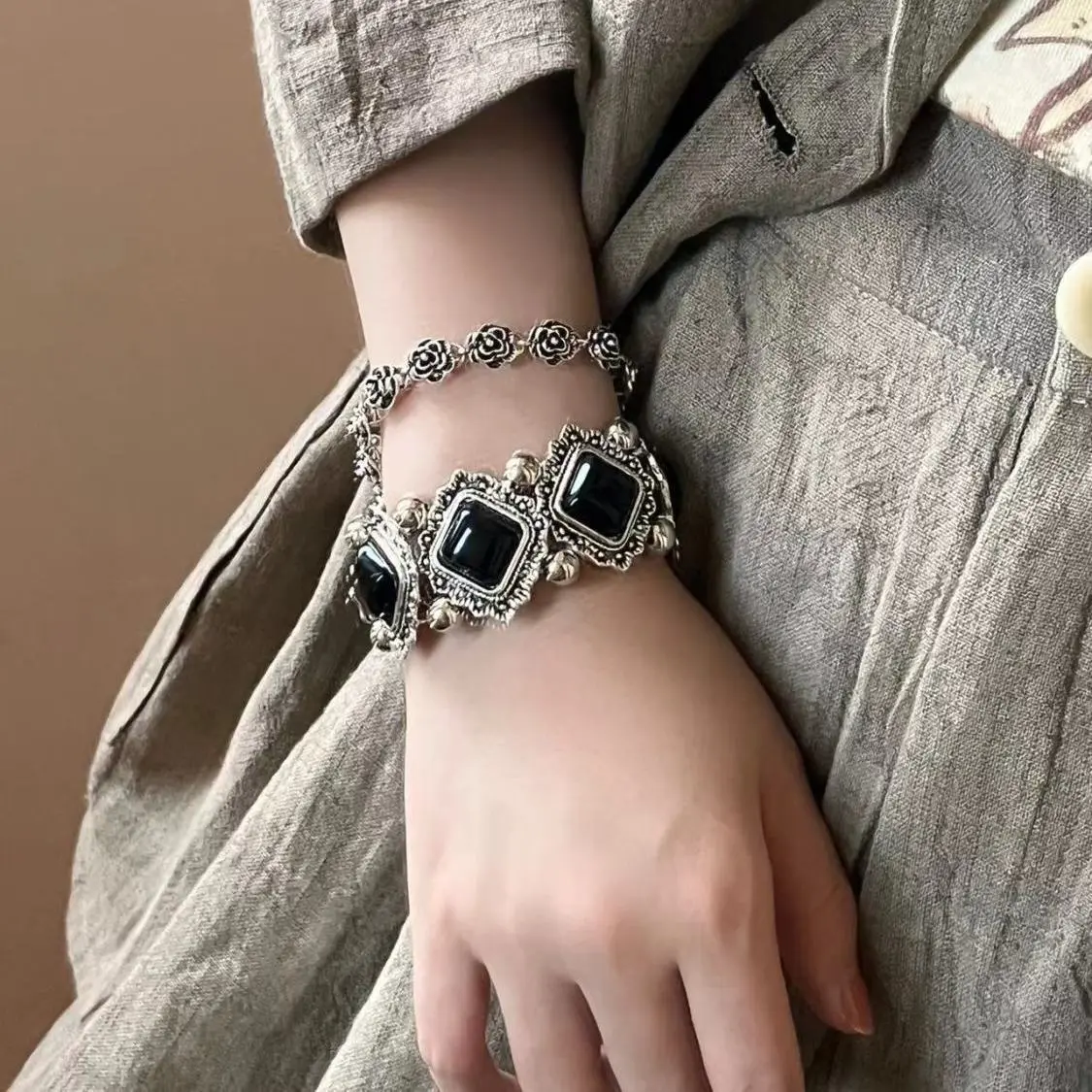 Gelang Manik Akrilik Turquoise, Bahan Logam, Kemasan Antik, Penyata Besar, Rekaan Bunga Taman Keluli Tahan Karat 3D, Gelang Mawar Hitam