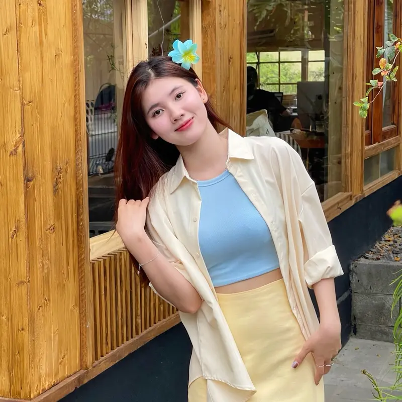 Sơ mi kem , áo croptop , chân váy vàng 0