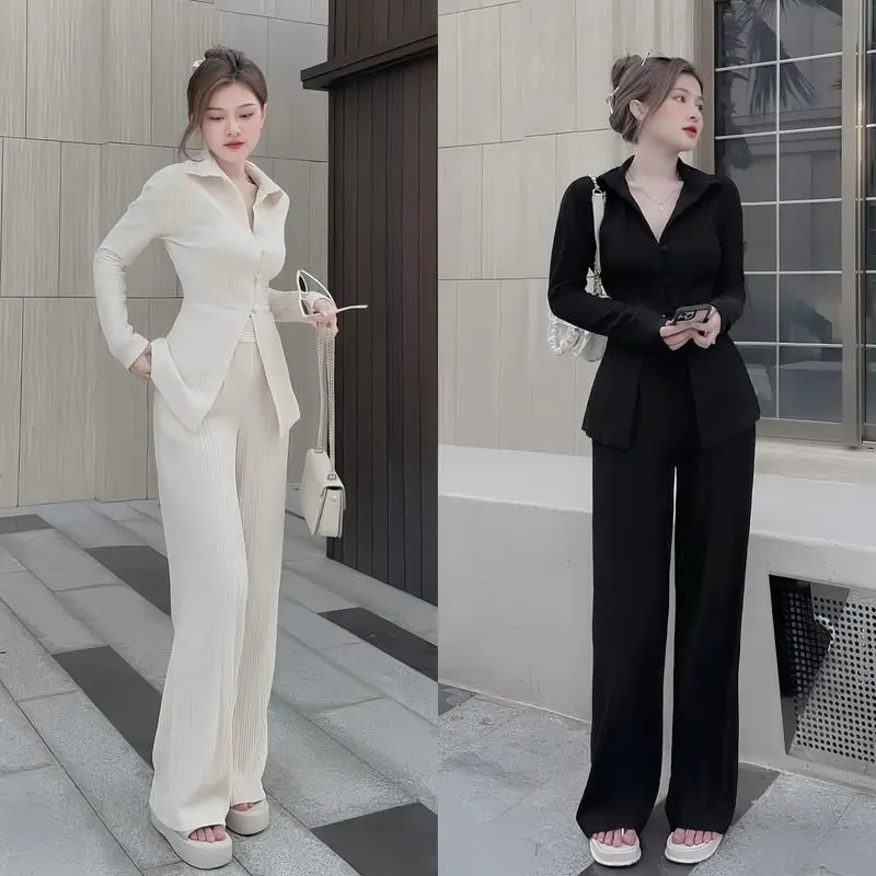 Set đồ nữ áo tay dài phối nút cài thật kèm quần dài ống rộng xinh xắn dành cho các nàng đi chơi. KM Closet Women Top