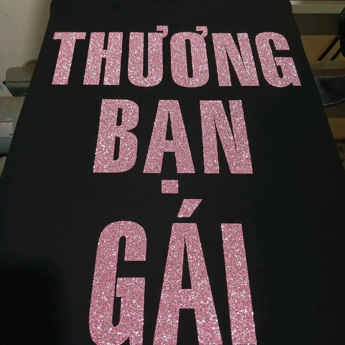 [ẢNH THẬT IN THEO YÊU CẦU] Áo thun IN KIM TUYẾN THƯƠNG BẠN GÁI, In theo yêu cầu có hộp đựng làm quà tặng Đen Kem Nam Menswear