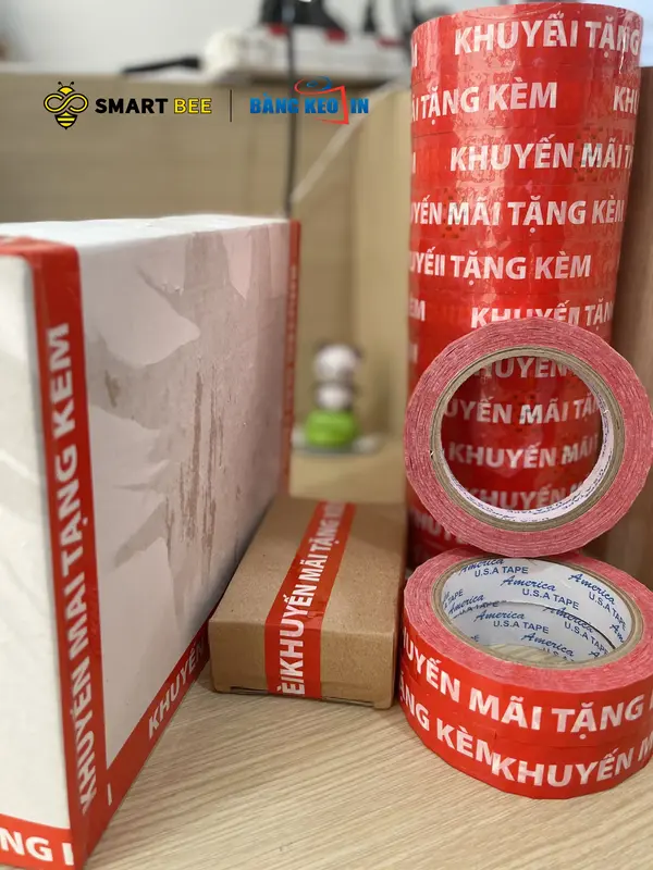 Băng Keo In Sẵn Màu Đỏ Nền Trắng Sữa 24mm x 72met, Dán Thùng Quà Tặng 1