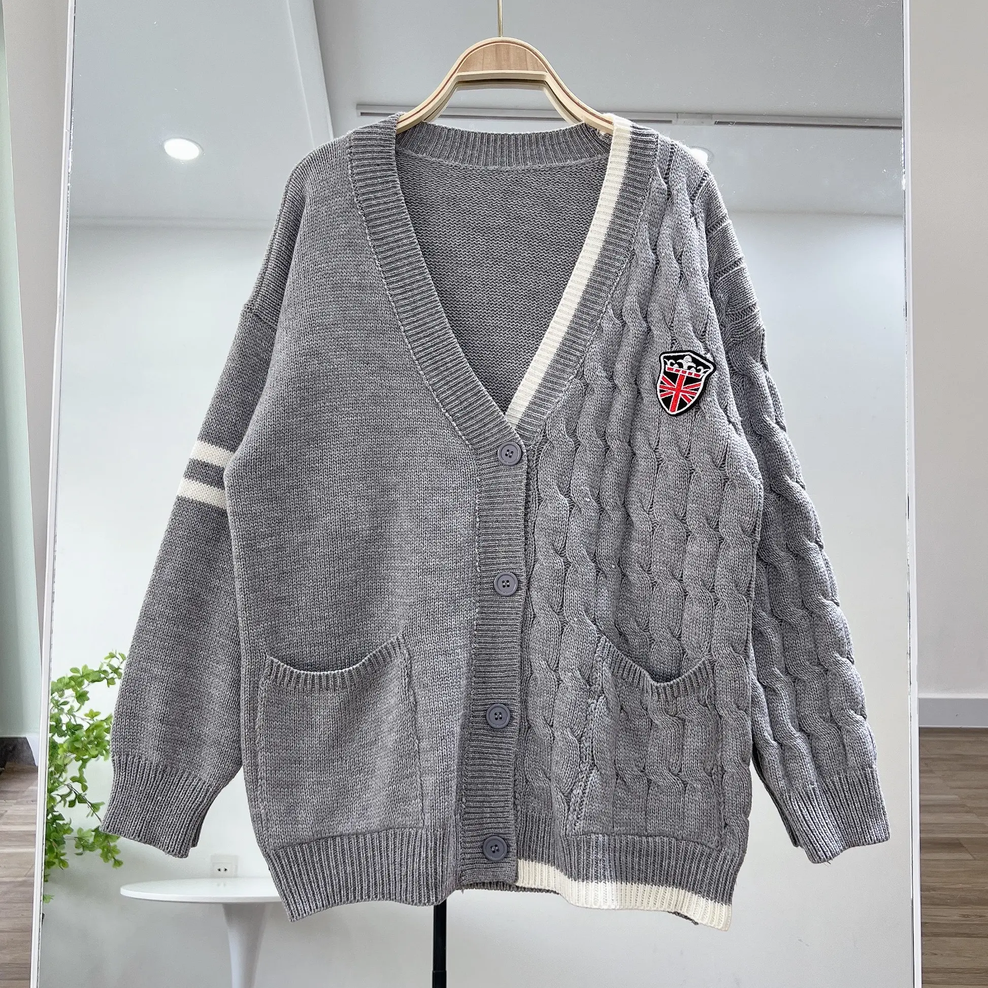 Áo Khoác Cardigan Len Huy Hiệu Form Rộng