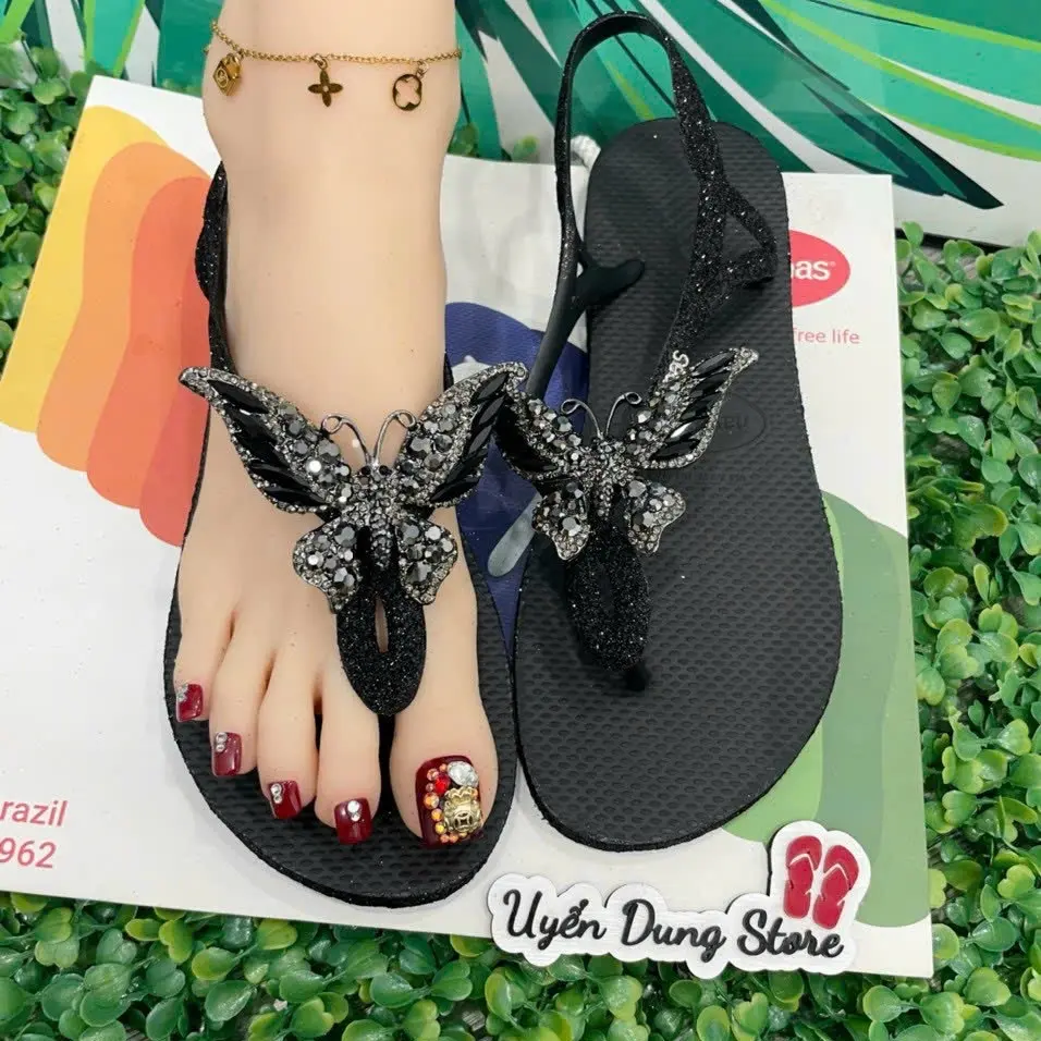 Giày  Sandal Nữ Đen Quai Kim Tuyến Nhuyễn Kèm Charm Havai