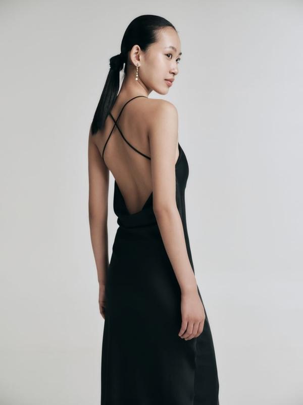 Váy satin hở lưng MONO TALK_MCS23W-O10005TK