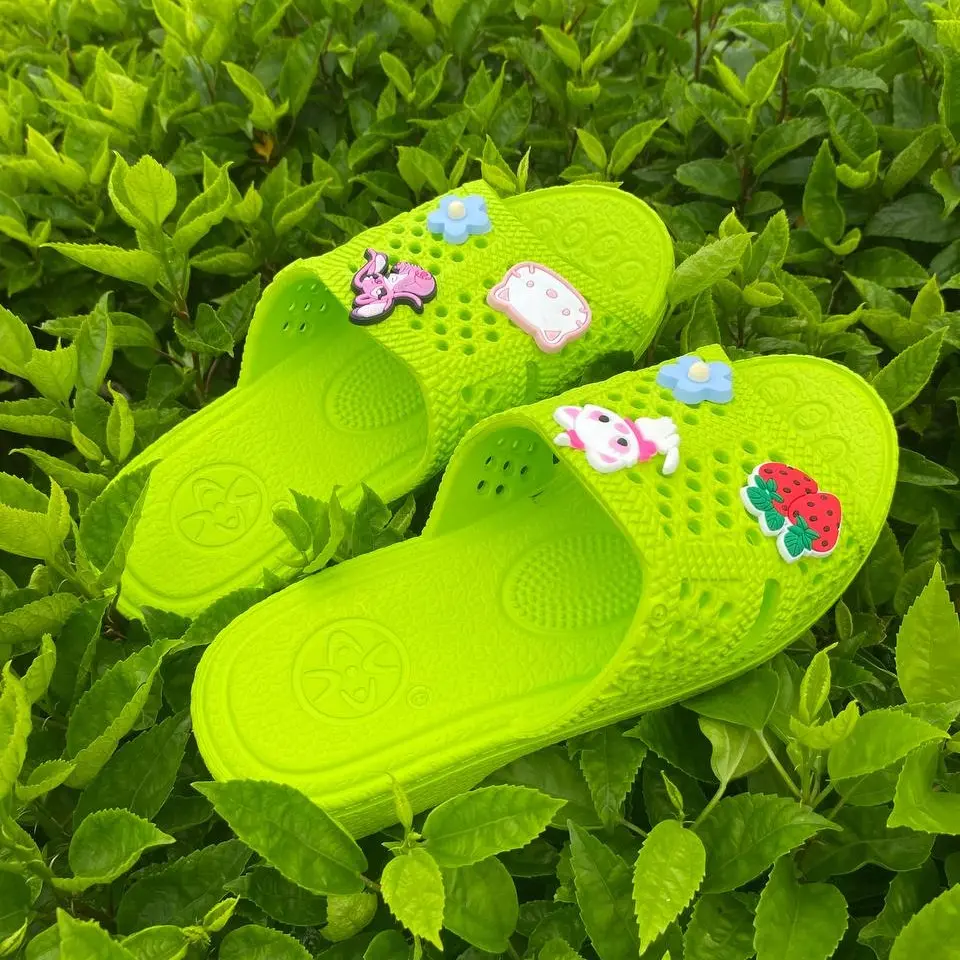 Dép tổ ong màu xanh lá cho khách yêu thích màu nổi với 6 Sticker [ Hàng Chín Hãng] đa dạng màu .