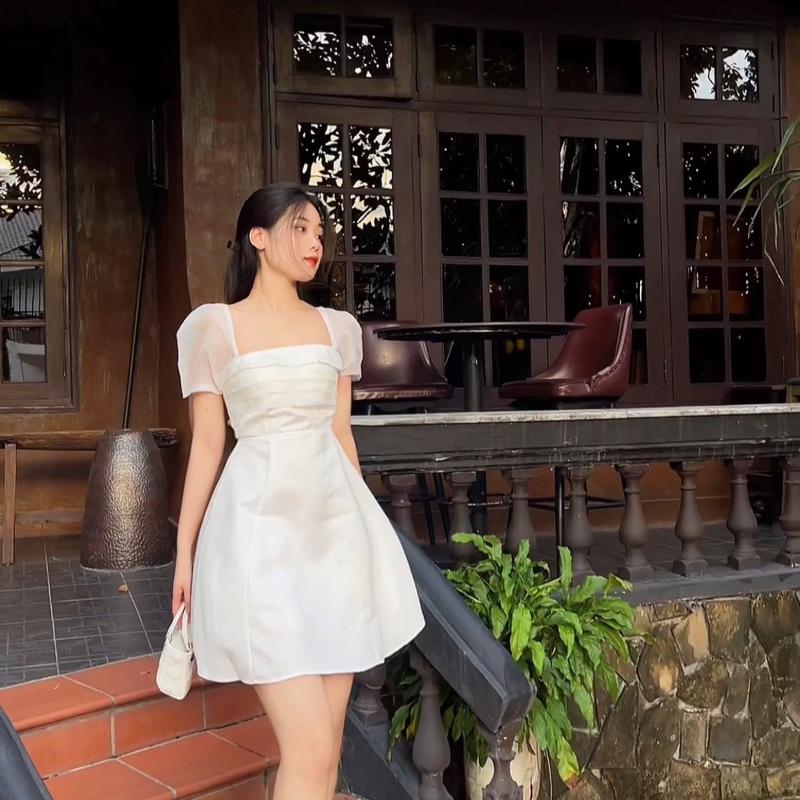 Đầm Cổ Vuông TAFTA Xếp LY Trước Phối Voan Tơ Dây Cột Phía SAU Váy chữ A Trơn Ôm gọn Ngắn Trên Gối Có MUT Và Lót Đúp Phong Cách Nhẹ Nhàng Phong Cách Sang Trọng Dành Cho Nữ Đủ Size Bốn Màu - TV207 Dress Đen Women Voi Trắng