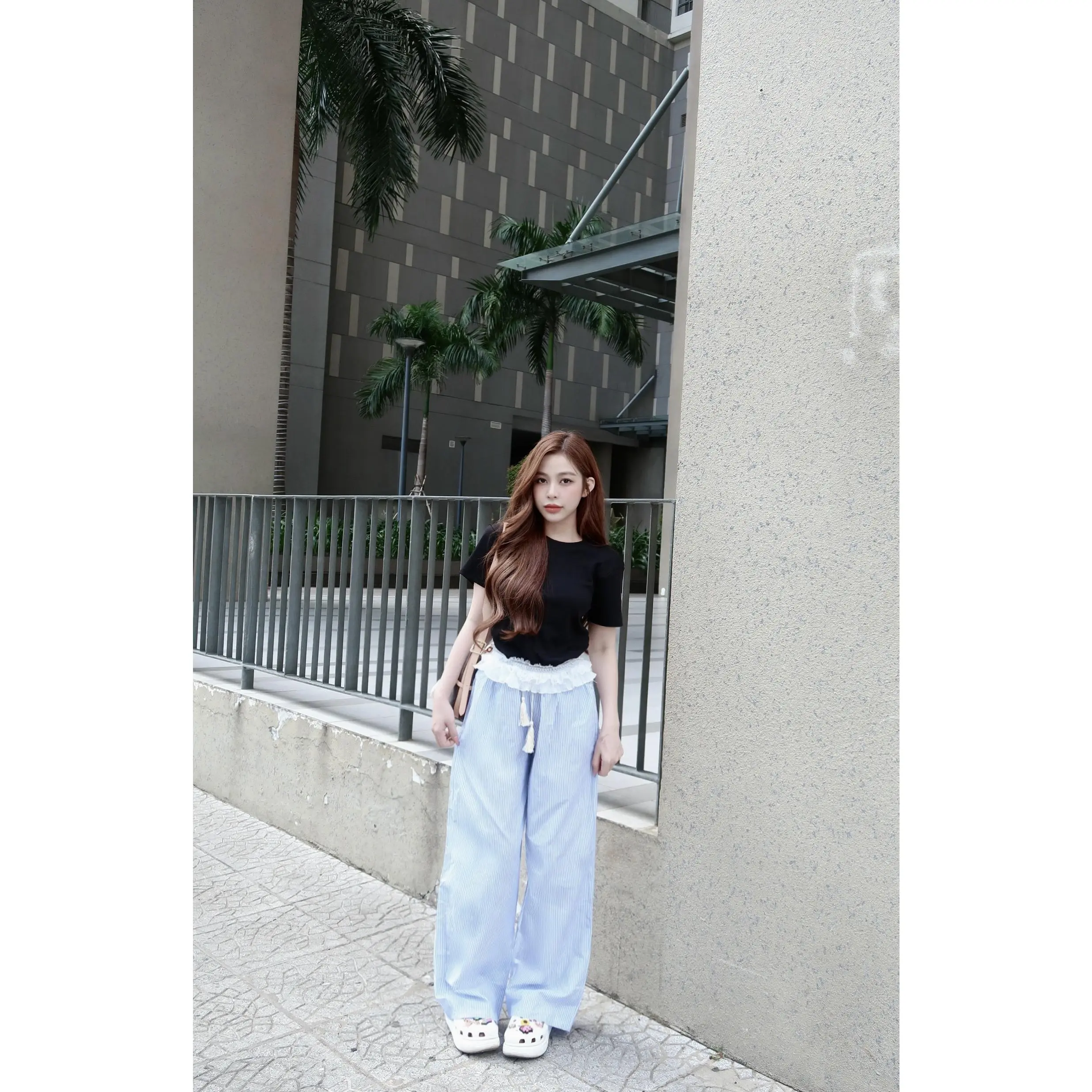 SET ĐỒ NỮ CÁ TÍNH – ÁO CROPTOP ĐEN + QUẦN DÀI SỌC XANH TRẮNG FORM RỘNG MP428_K7_T3_O3