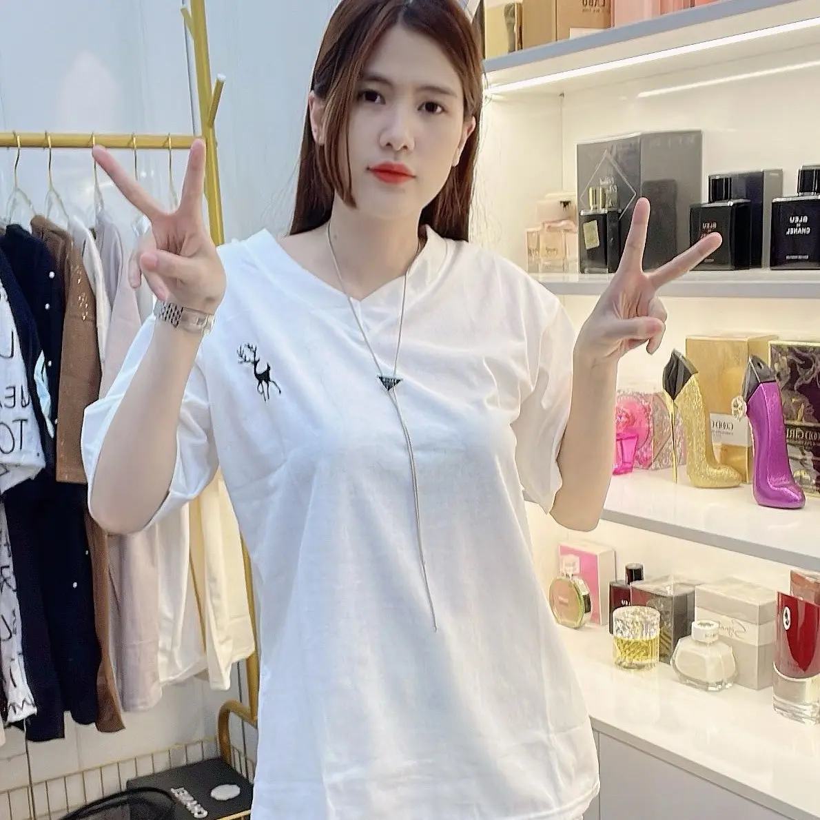 Áo phông nữ cổ tim chất cotton mịn