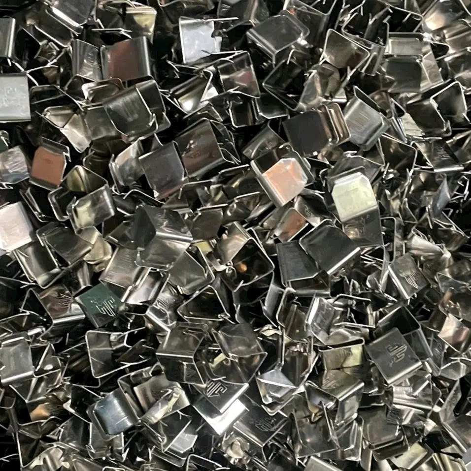 kẹp ngói chính inox. giúp chúng ta thi công nhanh chóng. 1gói 100cái