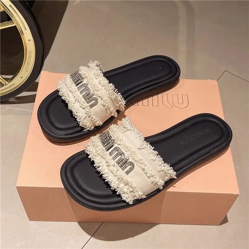 Dép lê nữa quai ngang tua dua gắn chữ MM đá lấp lánh. Đi làm,đi chơi xinh xắn DéP Shoes
