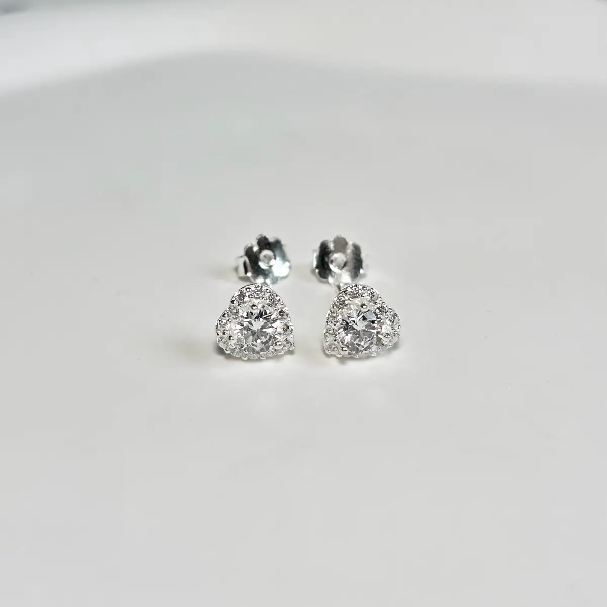 Bông tai nữ bạc 925 nụ một hột đá viền trái tim nạm đá tấm DD Jewelry BD003