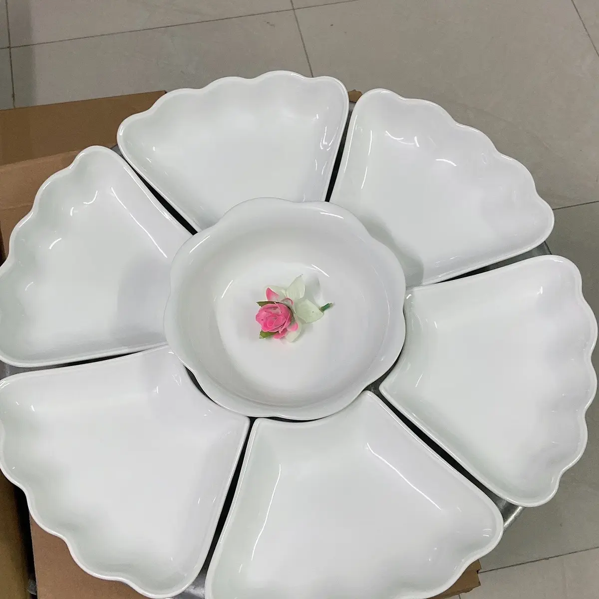 VỠ ĐỔI-LOẠI ĐẸP-ĐƯỜNG KÍNH 54CM -BỘ BÁT HOA MẶT TRỜI MÀU TRẮNG