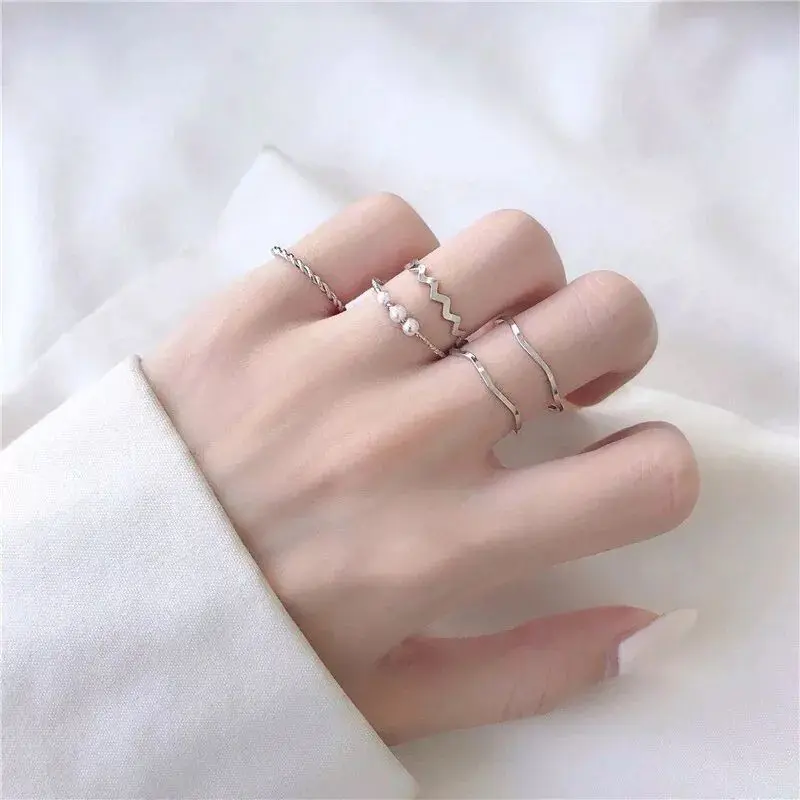 Cincin Wanita 1 Set Isi 5 Pcs KOREAN FASHION RING Berbagai Bentuk Cincin Wanita Fashion Trendy OotdClavicle Chain Nelace Pendant Fashion BUTTERFLY Rantai Liontin Jewelry Stainless Steel Untuk Wanita 2