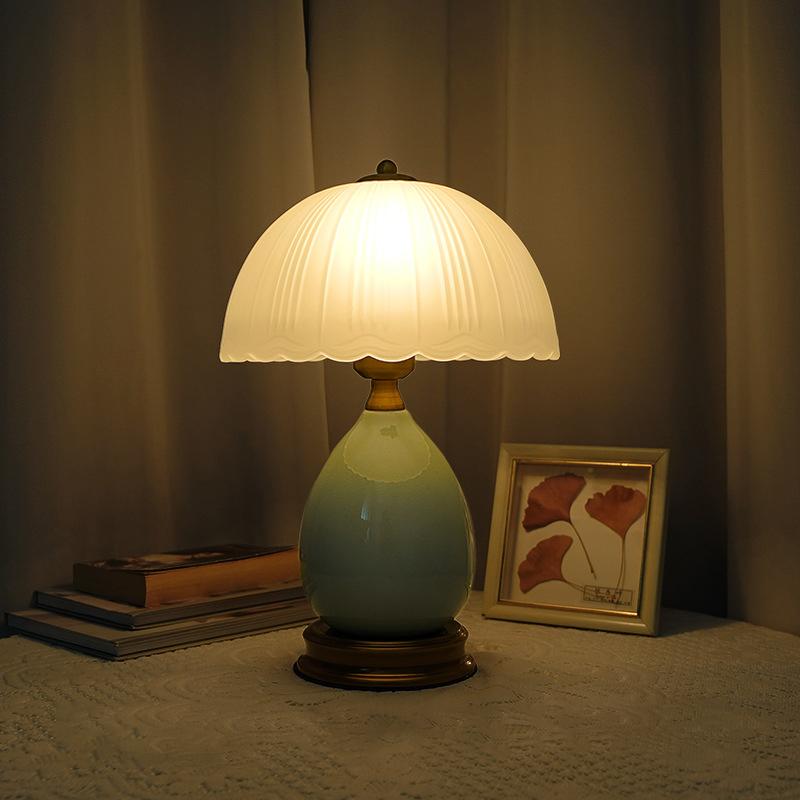 Đèn ngủ để bàn trang trí decor đế sứ chụp thủy tinh sang trọng My Home DN287