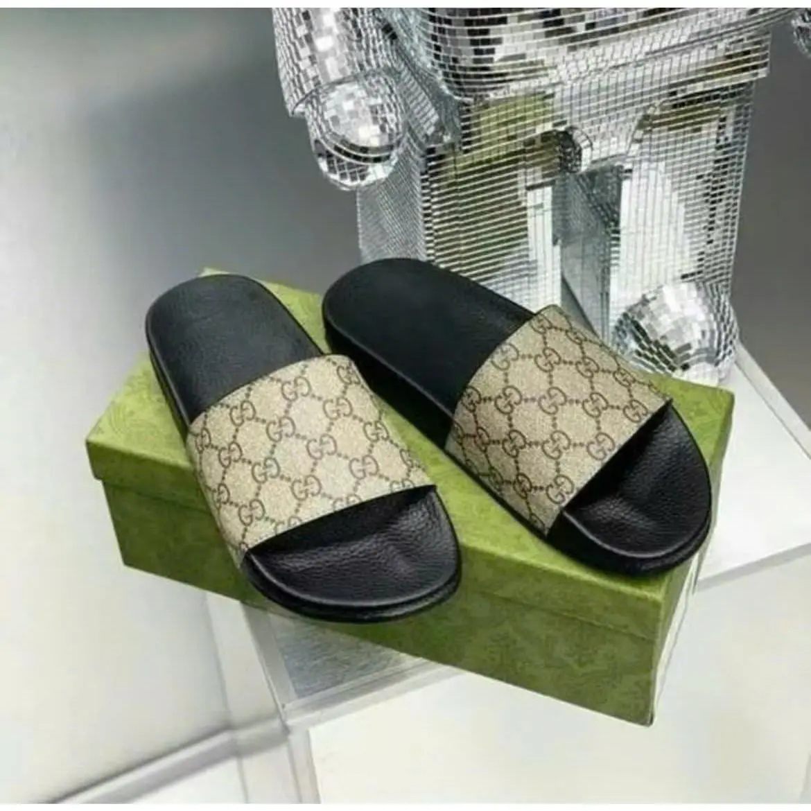 Dép GC Quai Dai Phong Cách Sang Trọng, Thiết Kế Quai Ngang, Đế Đúc Nguyên Khối - Slipper Nam - Nhung, Jean no1 top trend đỉnh nóc kịch trần . ... ,