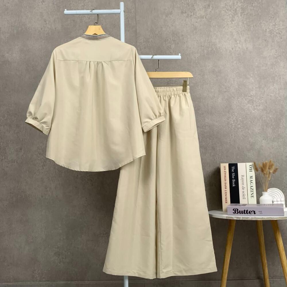 FADFAD Setelan dua potong atasan dan celana longgar dengan bordir.