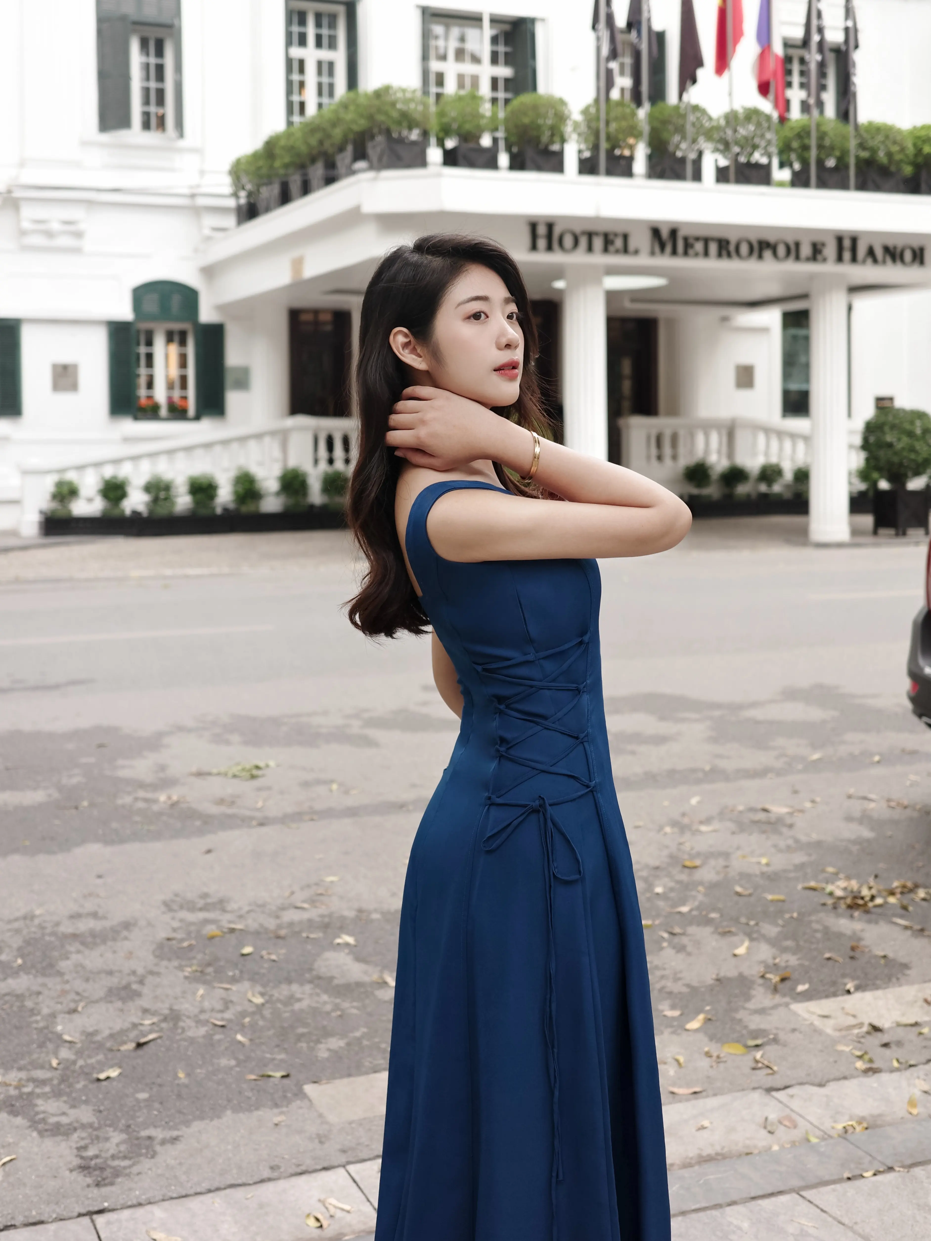 Đầm cổ điển cổ vuông đan dây eo