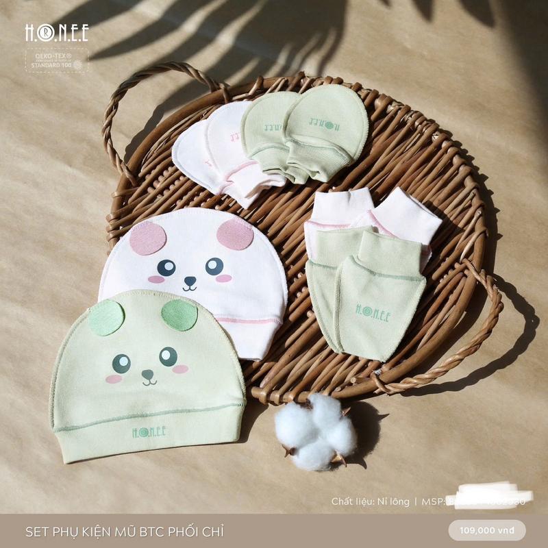 Hrnee Set phụ kiện cho bé sơ sinh gồm mũ bao tay chân mềm mát, hoạ tiết xinh, bst mới có cả chất mát thoáng cho mùa hè và chất dày ấm chk thu đông 2