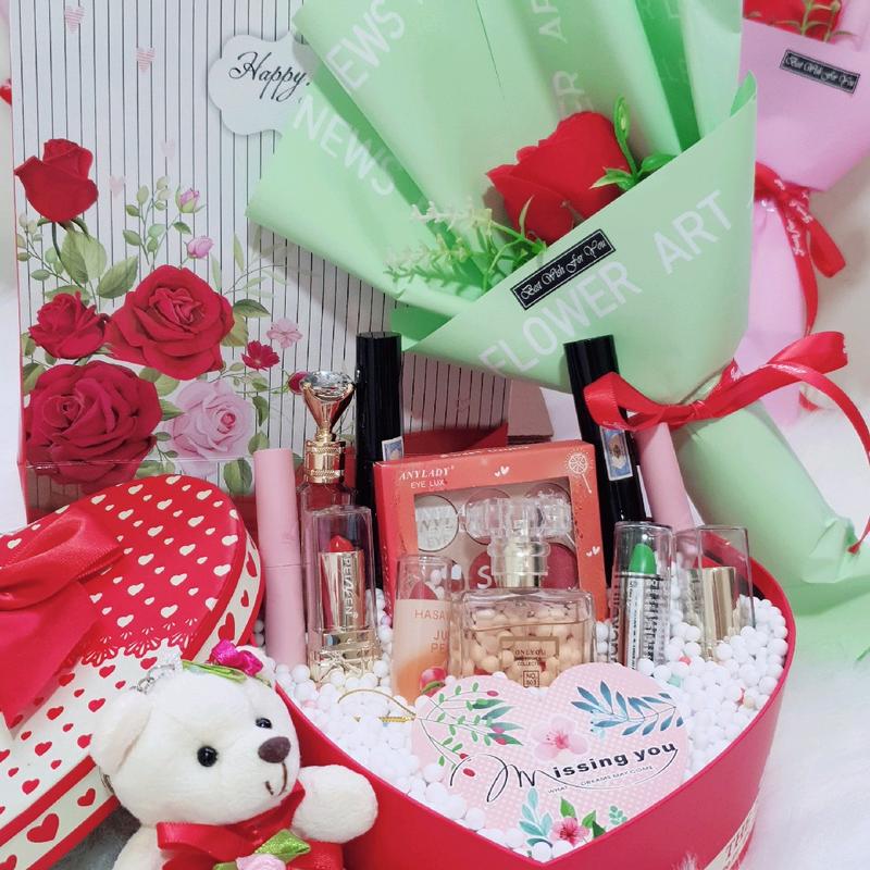  Bộ quà tặng   gồm 1 phấn mắt,1 nước hoa  cây son hộp quà hoa túi đựng quà hạt xốp và thiệp xinh xắn  sang trọng dễ thương cho bạn gái nhân dịp sinh nhật ngày lễ kỉ niệm. 