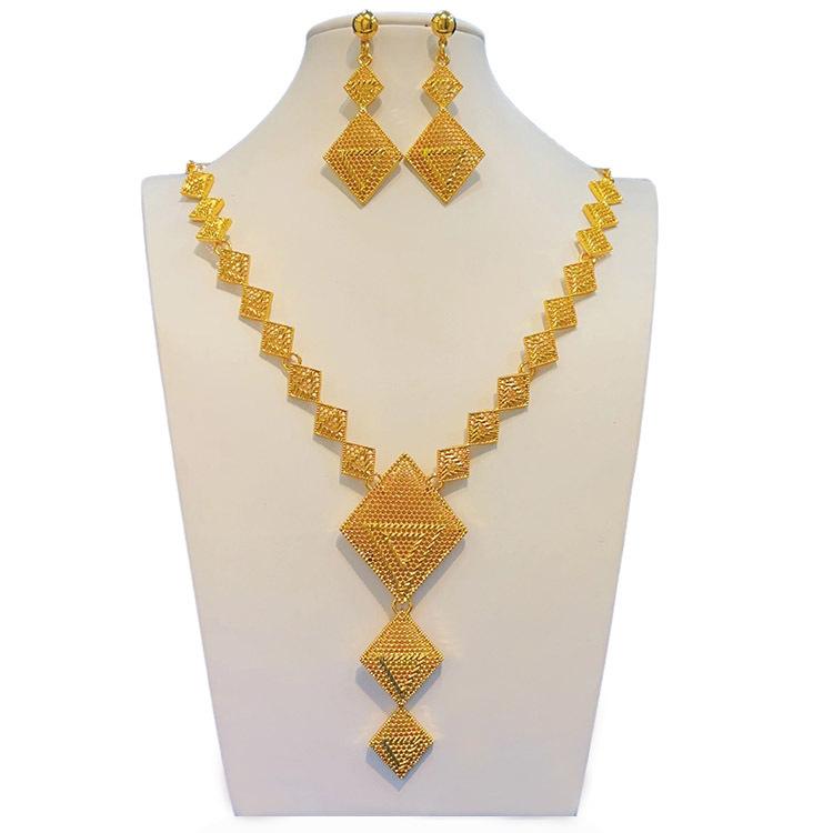 Product Introduction of Dubai Gold-Plated Flower and Water Chestnut Shape Pendant Necklace and Earrings Two-Piece Set Elegant Bride Jewelry Set 3
