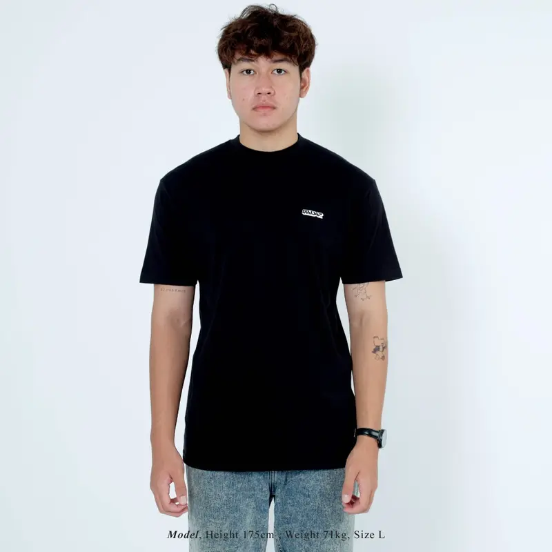 UNKL347 T-Shirt Hitam Bahan Combed Motif Simpel LOGS 1