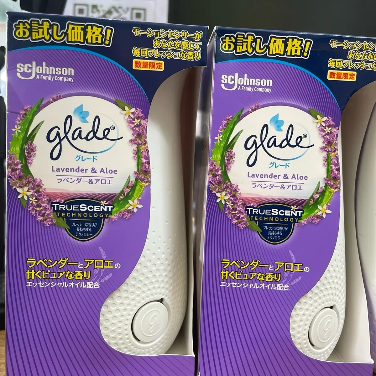 Máy xịt thơm phòng tự động cảm biến Glade Nhật bản nội địa dùng pin và có tinh dầu thay thế khi hết.