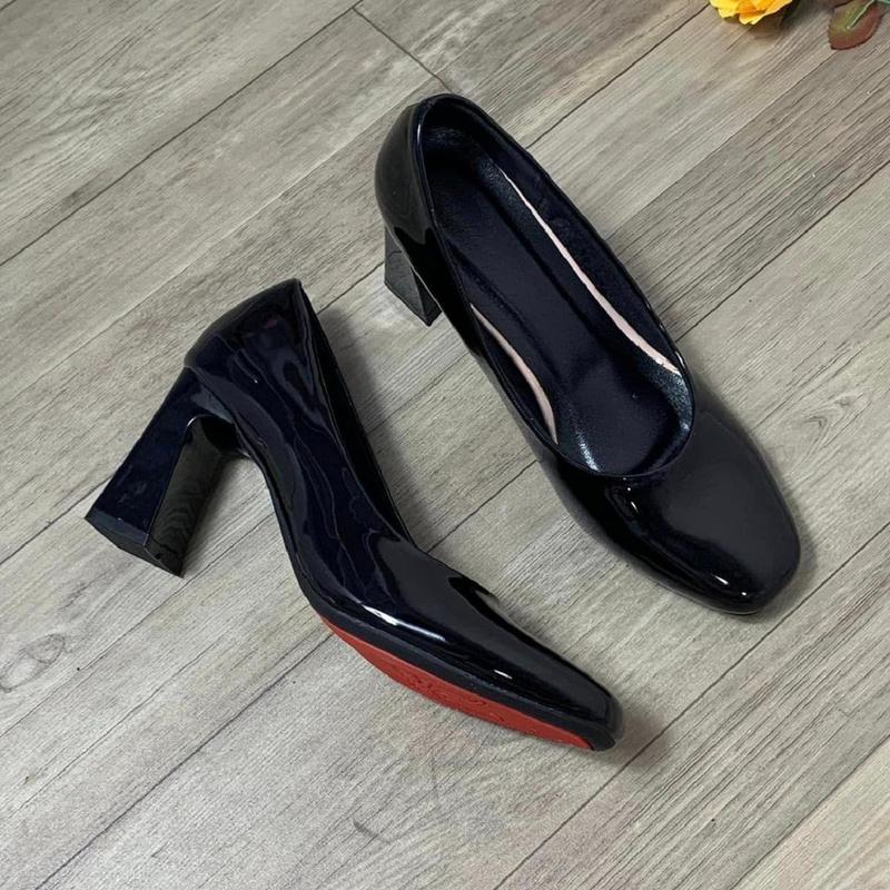 Giày cao gót to 7 phân có da bóng và da lì da mờ có 3 màu đen trắng và kem size từ 35 đến 42 Gót trung bình