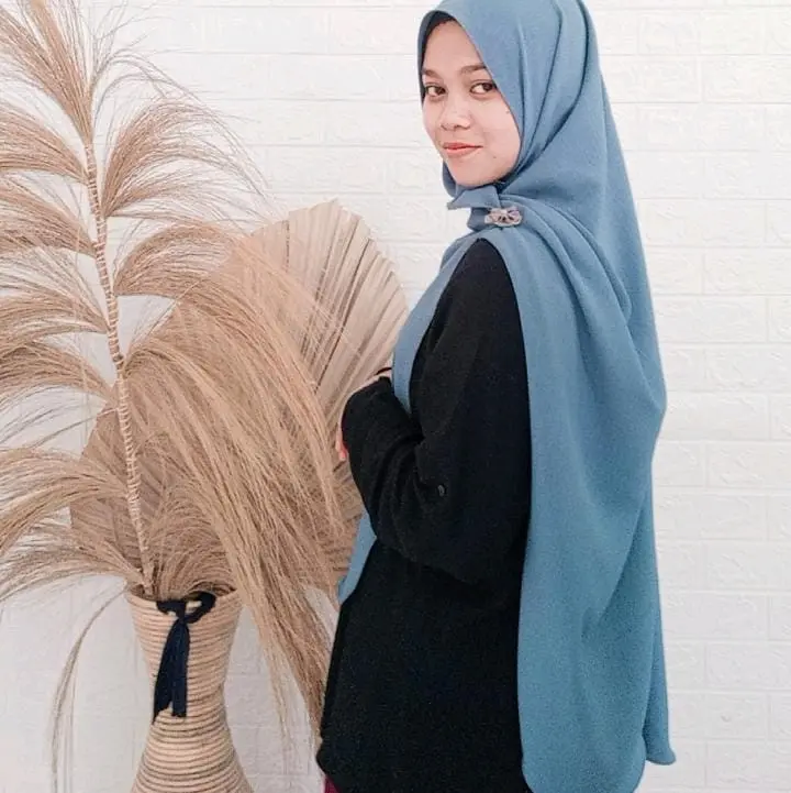 Pashmina Oval Crinckle Airflow Curve Standar Panjang Muslim Jilbab Wanita Crinkle Syal Syari Hitam Garis Instan 5