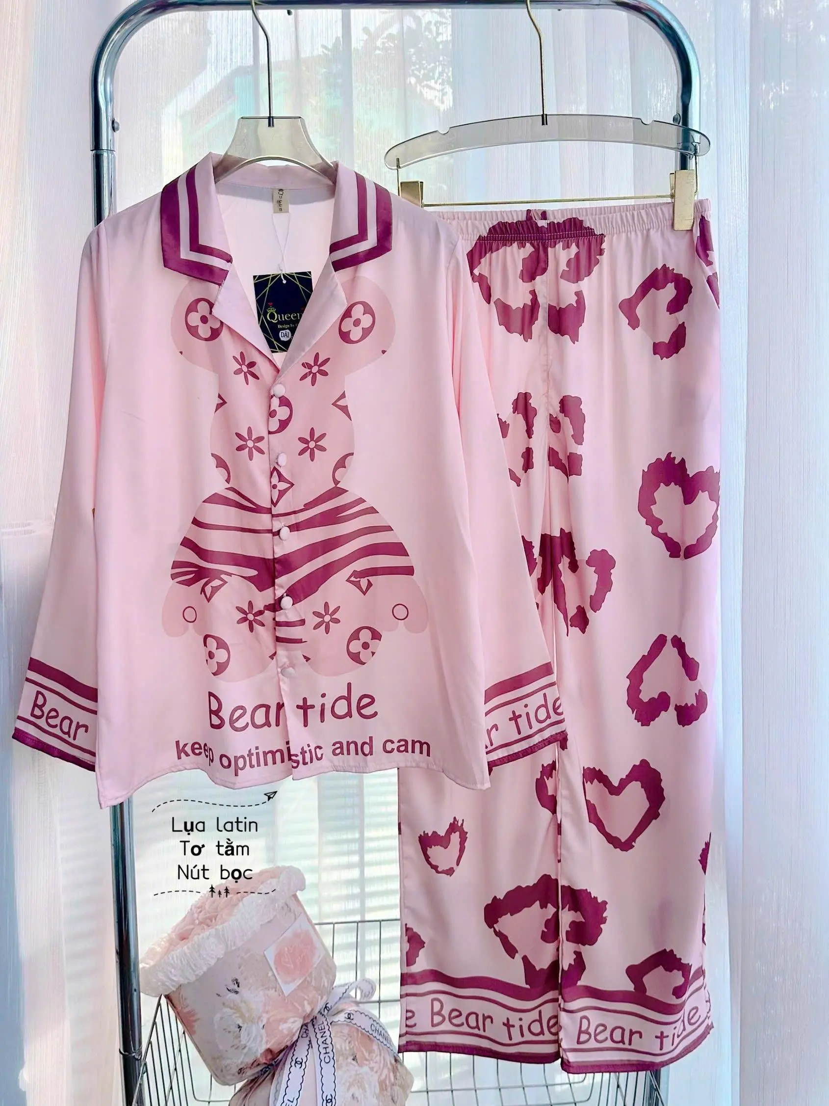 Bộ Đồ Ngủ Pijama Lụa Cao Cấp HANI Hoạ Tiết Dễ Thương In Full 5D Nút Bọc Tay Dài Nhiều Màu Chất Mềm Mịn Mát Size 40-60kg Nữ - SK02