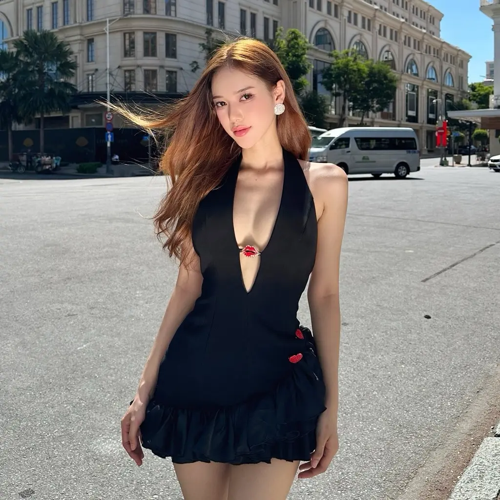 Đầm môi xoè cổ yếm bèo xẻ cổ sâu siêu sexy
