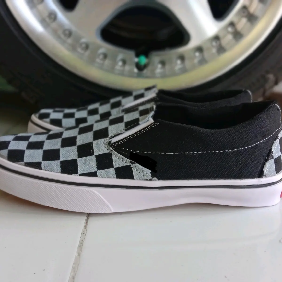 sepatu slip on motif chekerboard
