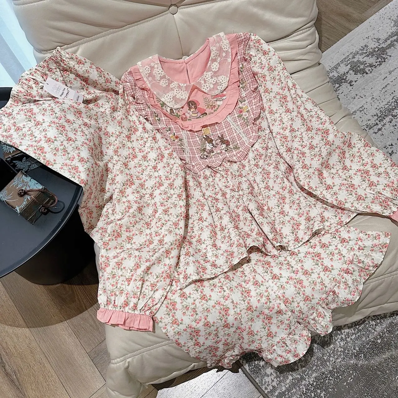 Pijama dài tay phối bèo hồng cổ xếp yếm