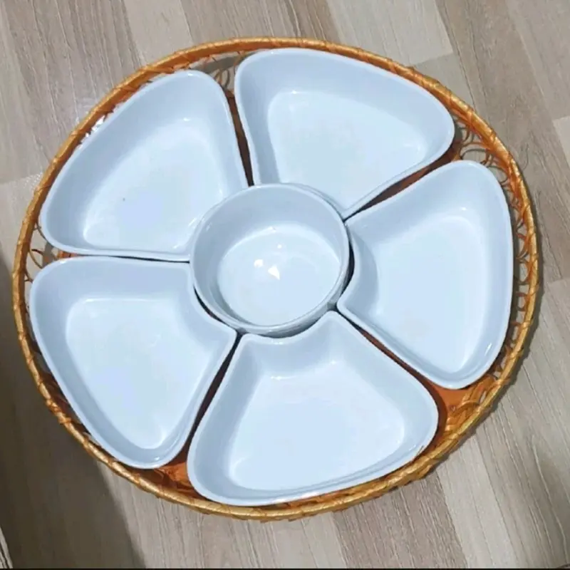 Bộ bát đĩa hình hoa mai 5 cánh nhựa phíp trắng bóng bao gồm 5 đĩa cánh hoa 1 bát, 1 khay nhựa giả mây tre đan bộ  bát 1
