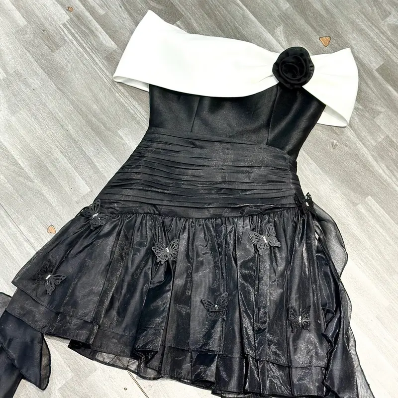 Wonderhouse Suri Dress Đầm trễ vai phối trắng xếp ly dự tiệc dạo phố nữ tính sang trọng, kèm 1 hoa 5 chram bướm 4