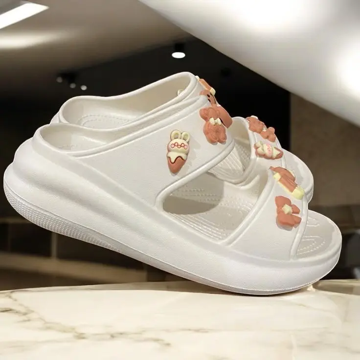 Dép Sandal Nữ 2 Quai Đúc Với Charm Ngẫu Nhiên,Đế  cao 5cm  Phong Cách Thời Trang Xinh Xắn
