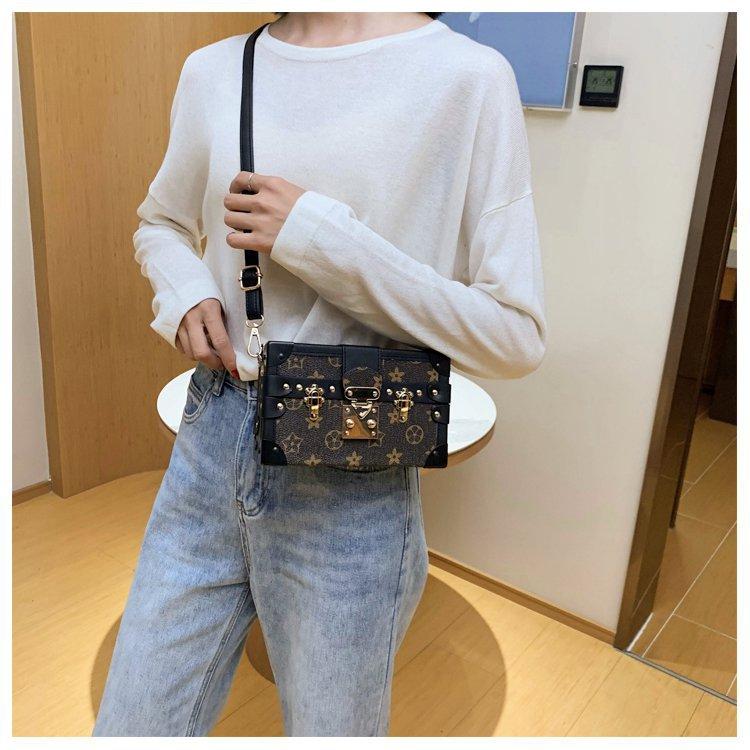 Product Introduction of Vintage Print Women's Box Bag High-Value New Light Luxury Niche Makeup Bag Small Square Bag Single Shoulder Crossbody Bag 4