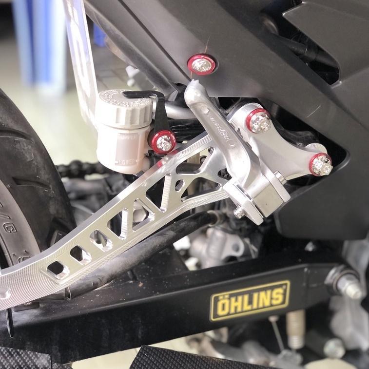 Gác chân Malay 10 LY treo pô CNC dành cho ex 150 Exciter 150, ex 155 Exciter 155