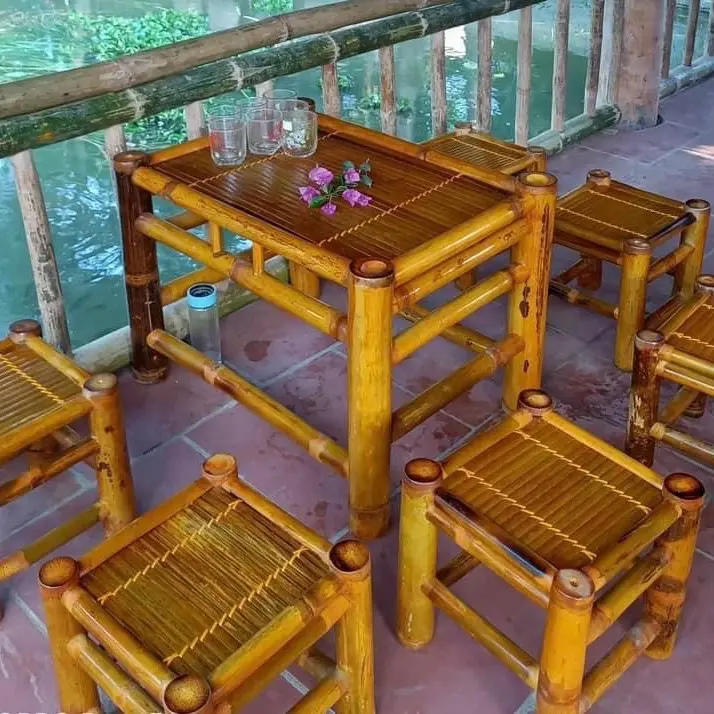 Bàn ghế tre trúc. KÍch thước bàn: cao 50 rộng 50 dài 70 đơn vị cm.