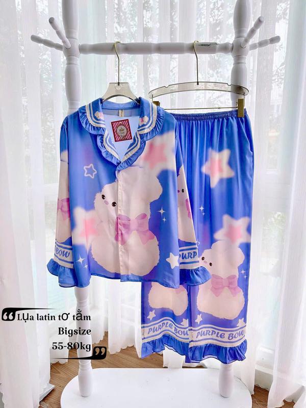 Size 60-75kg- Bigsize Bộ Lụa Latin Tơ Tằm Cao Cấp Cổ Bẻ Viền Bèo In Full Họa Tiết 5D Queen Tay Dài Quần Dài Mềm Mát Mặc Nhà Cao Cấp VIP207 Women Nữ Quần Ngủ Áo Voi Kem Voan Sen 7