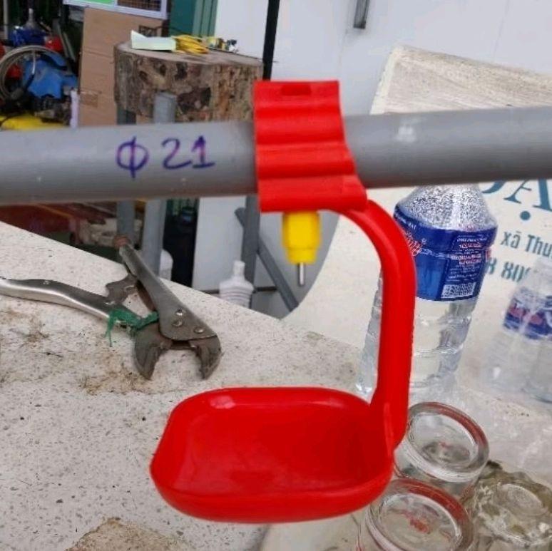 Máng uống tự động cho gà 1 quai có chén hứng/ Muỗng uống cho gà lồng, gà thịt 0