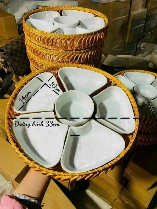 ￼Bộ bát đĩa sứ hoa mai  kèm khay mây Bộ khay sứ đựng thức ăn thờ cúng 0