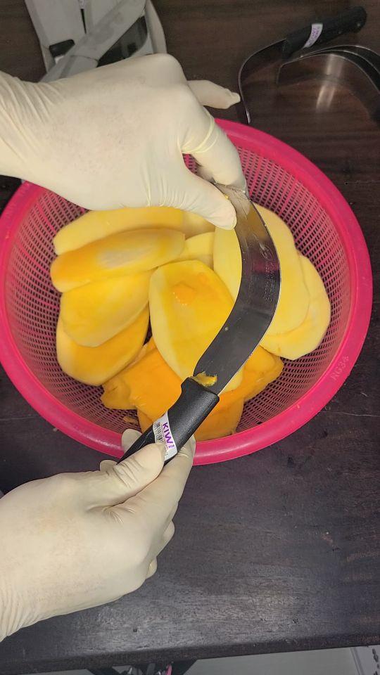 Product Introduction of Bộ 2 Dao Cong Tách Gọt Xoài công ty. Dao Thái Lan kiwi được tinh chỉnh chuyên phục vụ khâu ra thịt xoài, Tách gọt xoài công ty. 9