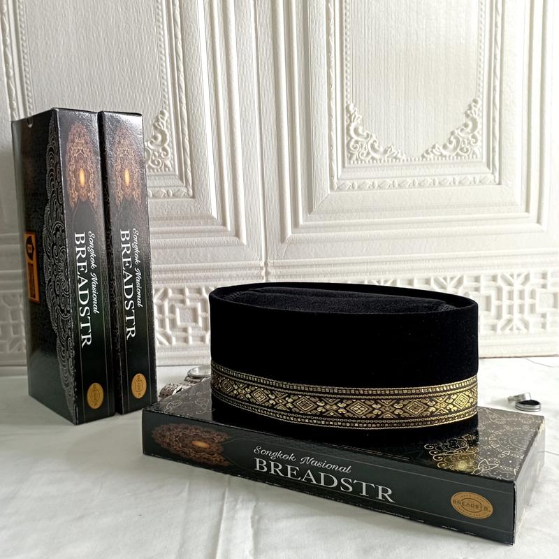 Product Introduction of Peci Pria model terbaru 2023 Premium Beludru Halus Tebal Nyaman Tinggi 9 Merk BREADSTR List Emas Gold - Songkok Kopiah Hitam Polos Akad Nikah Unik keren Anak dan Dewasa laki-laki perlengkapan sholat bisa bayar di tempat COD Motif Muslim 8