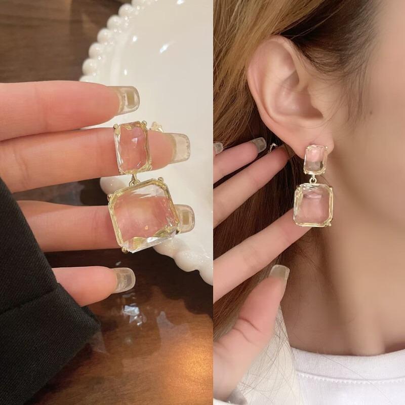 Product Introduction of S925 Silver Gold Plated Fashion Heart Shape Jewelry Earrings for Women Wholesale 4